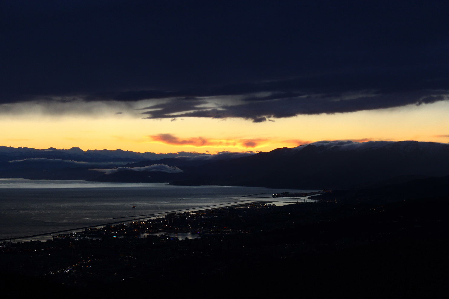 Genova e Voltri al tramonto